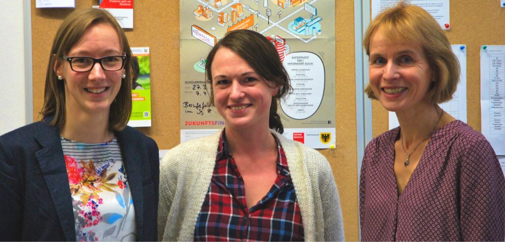 Frau Weckenbrock, Frau Otten und Frau Eggenstein beraten Schüler_innen zur Berufswahl.